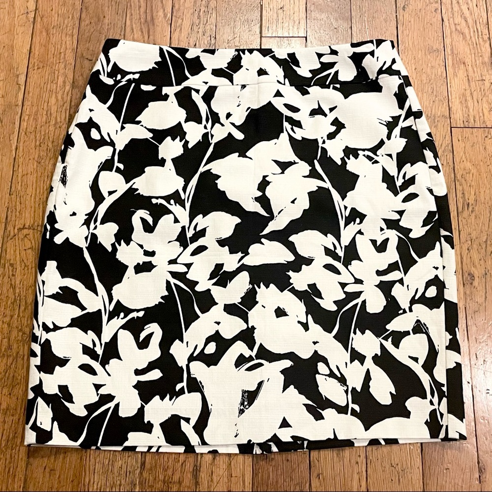 Banana Republic Black & White Classic Midi Skirt | Size 4P